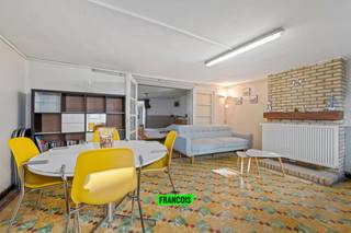 Dit appartement is gelegen in het hart van de Belle Epoquewijk te Oostende. In de nabije omgeving zijn er talrijke buurtwinkels en in een handomdraai bereikt u het centrum, strand en alle nodige faciliteiten. <br /><br />Het appartement is gelegen in de kelderverdieping van een kleinschalige residentie. De maandelijkse lasten zijn hierdoor zeer beperkt. <br /><br />Het appartement heeft een grote leefruimte met een eet-en leefhoek. Er zijn twee volwaardige slaapkamers aanwezig. <br /><br />Het pand is verder uitgerust met een kitchenette en een badkamer. <br /><br />Bent u op zoek naar een interessante investering? Aarzel dan niet en neem contact op voor meer info of een afspraak. <br /><br />