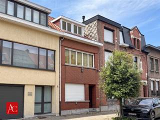 <p><strong>Kom deze charmante woning in Burcht verkennen, met heel wat renovatie potentieel.</strong></p><p>Dit aantrekkelijke woonhuis biedt een perfecte basis voor wie de handen uit de mouwen wil steken. Aan ruimte en functionaliteit geen gebrek, met een <strong>bewoonbare oppervlakte van 128m² en een grondoppervlak van 225m²</strong>, vormt dit de ideale woning voor jonge gezinnen. </p><p>De eigendom beschikt over <strong>4 opmerkelijk ruime slaapkamers</strong> en <strong>1 badkamer</strong>, twee op de eerste verdieping en twee op de zolderverdieping, die overigens via een vaste trap toegankelijk is.</p><p>Het pand kenmerkt zich door zijn <strong>veelzijdigheid, de mooie tuin met groene omkadering en de uitstekende ligging - rustig en toch vlakbij de E17 en E34</strong>. </p><p>Kortom, een zeer mooie kans voor wie een woning naar eigen smaak wil verbouwen.</p><p>Contacteer ons en plan meteen uw plaatsbezoek in!</p>