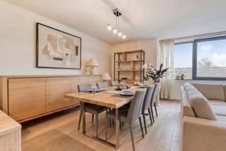 <h3><span>TOPLIGGING !</span></h3><h3><span>Ruim, modern appartement in het hartje van Oudenaarde</span></h3><p><span>Dit ruim appartement van </span><span>111 m²</span><span> combineert comfort en een uitstekende ligging in het centrum van Oudenaarde en beschikt over een </span><span>ruim zuidwestgericht groot terras</span><span>, ideaal om volop van de zon te genieten.</span></p><p><span>De zeer ruime leefruimte sluit naadloos aan op de </span><span>open ingerichte keuken</span><span>, wat zorgt voor een aangenaam en open woongevoel. </span></p><p><span>Verder beschikt het appartement over een </span><span>aparte berging</span><span>, een </span><span>afzonderlijk toilet</span><span> en </span><span>twee volwaardige slaapkamers</span><span>.</span></p><p><span>De volledig uitgeruste badkamer is voorzien van een </span><span>dubbele lavabo, douche én ligbad</span><span>, wat extra comfort biedt.</span></p><p><span>Daarnaast is er de </span><span>mogelijkheid tot aankoop van een grote garagebox met extra berging</span><span>, een absolute troef in het stadscentrum.</span></p><p><span> </span></p><p><span>Technische weetjes : </span></p><p><span>- CV op aardgas</span></p><p><span>- ALU schrijnwerk</span></p><p><span>- EPC B-label</span></p><p><span>- Elektriciteit conform</span></p><p><span>- Waterverzachter</span></p><p><span> </span></p><p><span> </span></p><p><span>Perfect onderhouden door de huidige huurder !</span></p><p><span> </span></p><p><span>Ideale opbrengsteigendom maar uiteraard ook geschikt voor eigen bewoning. <br /><br /></span></p><p><span> </span></p><p><span>Maak je afspraak via jurgen@immodhondt.be</span></p>