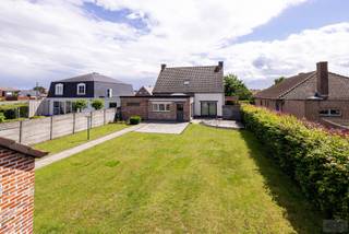 Prachtige woning met 3 slaapkamers en prachtige tuin op toplocatie te Herenthout!<br /><br />Droomt u ervan om te wonen in een zeer rustige verkaveling vlak bij het centrum van Herenthout? Dan is deze woning perfect voor u.<br /><br />Via de inkomhal betreedt u deze woning waar meteen het gevoel van thuiskomen overheerst. Een apart gastentoilet en ingemaakte kasten zorgen voor extra comfort in de inkomhal. Op de gelijkvloerse verdieping aan de straatkant bevindt zich een bureauruimte met ingemaakte kasten die eventueel gebruikt kan worden als slaapkamer. De ruime en lichtrijke woonkamer vormt samen met de volledige geïnstalleerde en moderne open keuken het hart van de woning. Dankzij de grote raampartijen en de lichtkoepel boven de keuken geniet deze aangename leefruimte van veel natuurlijke lichtinval. Tevens kan u op de gelijkvloerse verdieping een wasplaats & garage terugvinden.<br /><br />Op de eerste verdieping bevinden zich de master bedroom, 2 ruime slaapkamers & de badkamer die voorzien is van een lavabo, een bad en een toilet.<br /><br />Buiten geniet u van een heel aangenaam terras en een gezellige tuin waar het heerlijk vertoeven is op zomerdagen.<br />Achteraan op het perceel bevindt zich een ruim tuinhuis met mogelijkheid tot berging of om gezellig te vertoeven!<br /><br />Pluspunten:<br />+ Toplocatie in Herenthout! <br />+ Kwalitatieve afwerking<br />+ Prachtige zonnige tuin<br />+ 3 slaapkamers, mogelijkheid tot 4.<br />+ Gerenoveerde keuken<br /><br />Hebt u interesse in deze rustig gelegen woning in Herenthout?<br />Contacteer ons via info@debaco.be of bel ons op 014/73.77.77 voor een bezoek ter plaatse!