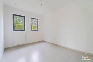 Dit verzorgd éénslaapkamerappartement is een ideale keuze voor starters of wie comfortabel en rustig wil wonen op latere leeftijd. Het bevindt zich in een modern en energiezuinig gebouw en beschikt over een open en luchtige leefruimte met geïntegreerde keuken. Dankzij de grote raampartijen baadt de ruimte in natuurlijk licht, wat bijdraagt aan een aangenaam woongevoel.
De slaapkamer van 13 m² biedt voldoende plaats voor een dubbel bed en een kleerkast. De badkamer is uitgerust met een douche en werd praktisch ingedeeld. Daarnaast beschikt het appartement over een zonnig terras, perfect om even tot rust te komen of gezellig buiten te zitten.