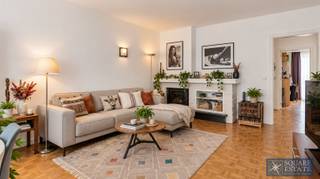 <p><span>Square Estate stelt u dit mooie appartement met 2 slaapkamers voor, gelegen op de 3de verdieping van een middelgrote mede-eigendom en met aangename volumes en een functionele indeling.</span></p><p><span>Het appartement beschikt over een ruime inkomhal die toegang geeft tot een lichtrijke leefruimte, een volledig uitgeruste keuken en een praktische berging. Vanuit de leefruimte heeft u toegang tot een eerste terras van ongeveer 5 m².</span></p><p><span>Het nacht gedeelte omvat twee slaapkamers, waarvan één toegang biedt tot een tweede terras van ongeveer 2 m². Verder beschikt het appartement over een badkamer en een apart toilet.</span></p><p><span>Het appartement is tevens uitgerust met een videofoon. Aangezien het appartement onder het dak gelegen is, beschikt het over een EPC E. De ramen bestaan deels uit enkele beglazing met metalen profielen en deels uit dubbele beglazing met PVC-raamprofielen.</span></p><p><span>De verwarming gebeurt momenteel via een gemeenschappelijke stookolie ketel. De mede-eigendom is echter bezig met de omschakeling naar een verwarmingssysteem op gas.</span></p><p><span>De gemeenschappelijke lasten omvatten onder meer water, verwarming en de kosten verbonden aan het onderhoud en functioneren van de gemeenschappelijke delen.</span></p><p><span>Een buiten parkeerplaats vervolledigt het geheel.</span></p><p><span>Dankzij de twee slaapkamers, de twee terrassen, de goed verdeelde ruimtes en de parkeerplaats vormt dit appartement een mooie opportuniteit, zowel voor eigen bewoning als voor een investering.</span></p><p><span>Voor bijkomende informatie of om een bezoek te plannen, contacteer Square Estate op 02/460.42.01 of via <span>info@square-estate.be</span></span></p>