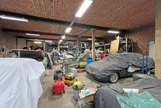 Ideaal gelegen magazijn/werkplaats (ca. 395 m²) aan de Lierse stadsrand met 2 bovengelegen appartementen. Vlakbij de ringweg, alle...