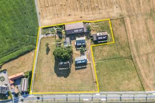 Op een rustige, landelijke locatie in de omgeving van Zedelgem bevindt zich deze authentieke hoeve op een royaal perceel van ongeveer 12.762 m². Dit eigendom combineert een ruime gezinswoning met een oude hoevewoning en verschillende bijgebouwen, waardoor het een unieke opportuniteit vormt voor wie op zoek is naar veel ruimte en tal van mogelijkheden.<br /><br />De huidige woning werd praktisch ingedeeld en beschikt over een ruime leefruimte, een afzonderlijke keuken, vier volwaardige slaapkamers, een badkamer, een apart toilet, een kelder en een ruime zolder met betonnen vloer. De woning biedt een solide basis en kan, mits de nodige opfrissings- of renovatiewerken, volledig naar eigen smaak worden ingericht.<br /><br />Op het erf bevinden zich daarnaast meerdere bijgebouwen, waaronder een grote berging met garage en betonnen zolder, een oude hoevewoning, een open schuur, een middelste stalling en een bijkomend bijgebouw. Samen zorgen deze gebouwen voor bijzonder veel opslag- en werkruimte en bieden ze uiteenlopende mogelijkheden voor het stallen van voertuigen, het houden van dieren, hobbylandbouw of het uitoefenen van een zelfstandige activiteit, steeds onder voorbehoud van de geldende stedenbouwkundige voorschriften.<br /><br />De woning wordt verwarmd via centrale verwarming op stookolie met een ondergrondse tank van 4.900 liter. Er is geen aansluiting op aardgas of stadswater; de watervoorziening gebeurt via putwater en regenwater.<br /><br />Dankzij de combinatie van de ruime woning, de talrijke bijgebouwen, het uitgestrekte perceel en de landelijke ligging is deze hoeve een eigendom met bijzonder veel potentieel. Een ideale opportuniteit voor wie droomt van wonen in alle rust met voldoende ruimte voor hobby's, dieren of een professionele activiteit aan huis.<br /><br />Een functiewijziging (momenteel landbouw) is niet voorhanden en dient bekeken te worden met de bevoegde instanties.<br /><br />Interesse? Contacteer ons en ontdek de mogelijkheden!