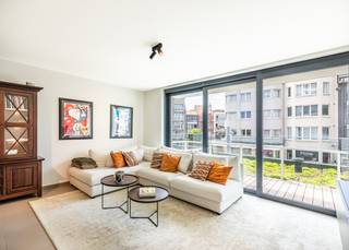 Energiezuinig (EPC LABEL A) appartement met west-gerichte leefruimte en TWEE terrassen in het centrum van Koksijde-Bad. <br /><br />Dit kwalitatieve pand is gelegen in de kleinschalige residentie "Gibsy". Het appartement is gelegen in de winkelstraat van Koksijde-Bad. Naast de verschillende winkels, restaurants en het openbaar vervoer, bevindt de zee zich vlakbij. <br /><br />Het appartement werd als volgt ingedeeld: inkomhal | afzonderlijk toilet | lichtrijke leefruimte met toegang tot zonnig terras | open en volledig uitgeruste keuken | aansluitende berging met mogelijkheid voor wasmachine en droogkast | douchekamer met inloopdouche en lavabo in meubel | eerste volwaardige slaapkamer met toegang tot 2de terras | tweede slaapkamer met toegang tot terras.<br /><br />Het appartement werd voorzien van een warmtepomp en er is een private kelder aanwezig op de ondergrondse verdieping aanwezig.<br /><br />Bent u op zoek naar een kwalitatief appartement in het centrum van Koksijde? Aarzel dan niet en contacteer ons voor een bezoek.