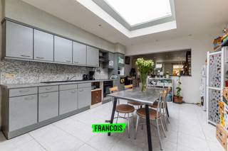 In het centrum van Oudenaarde treffen we deze gesloten bebouwing aan. Door de centrale ligging geniet de woning een zeer goede verbinding naar openbaar vervoer, winkels scholen, etc.<br /><br />De indeling is als volgt. We betreden de woning via de woonkamer die direct aansluit aan de open keuken. Via de keuken zijn de badkamer en tuin te bereiken. De zuidoost gerichte tuin biedt rust in de drukte van de stad. <br /><br />Op de eerste verdieping zijn 2 volwaardige slaapkamers. Op de tweede verdieping is er nog een 3e volwaardige slaapkamer.<br /><br />Wenst u meer informatie of een bezoek? Neem dan contact via Ruben: 0479/60.36.94<br /><br />