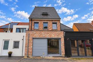 <p>Deze ruwbouw-winddichtte in Zele biedt een perfecte basis voor een groeiend gezin of biedt interessante mogelijkheden indien u zelf wenst af te werken naar smaak. Het pand combineert een solide structuur met isolerende waarden anno 2026.</p><p>Met maar liefst zes slaapkamers beschikt deze woning over volop ruimte voor een groot gezin, kinderen, werkvertrekken of investeringspotentieel. De totale grondoppervlakte bedraagt 310 vierkante meter, met een bebouwde oppervlakte van 170 vierkante meter. De indeling voorziet in twee badkamers, wat comfort en praktische voordelen biedt voor huishoudens met meerdere leden.</p><hr /><p>De voorgevel demonstreert een aangename mix van traditionele bouwelementen met rode bakstenen en natuurstenen details, wat het pand een solide en waardig voorkomen geeft. De moderne raamafwerkingen zorgen voor goed lichtinval. Een karakteristieke dakstructuur met natuurleien tegels onderstreept het klassieke karakter van deze woning.</p><p>Het perceel beschikt over een ruim achtertuingebied dat omheind is. Deze groene oase biedt tal van mogelijkheden: van recreatief gebruik tot tuinbouw. De tuin vormt een prettige buffer naar omliggende panden en voegt flink aan de leefkwaliteit toe.</p><hr /><p>De afbeeldingen tonen dat het pand momenteel in opbouw is. Dit betekent dat u de kans heeft om het naar uw specifieke wensen in te richten. De ruwe werken zijn zichtbaar voortgeschreden met moderne elektriciteitsinstallaties en verwarmingssystemen in aanbouw. Dit biedt flexibiliteit in afwerkingskeuzes en materialen. Het pand is reeds gepleisterd!</p><p>Gelegen in Zele, een dynamische gemeente met goede verbindingen naar omliggende steden. De ligging biedt een rustige woonomgeving met behoud van voorzieningen.</p><p>Vanwege het aantal slaapkamers en de ruime oppervlakte biedt dit pand interessante perspectieven voor verschillende doelgroepen: starters met kinderen, uitgebreide families of beleggers in de residentiële markt.</p><hr /><p>Dit huis is een unieke kans voor wie op zoek is naar ruimte, conformiteit in een betaalbaar segment.</p><p>Vraag uw bezoek eenvoudig online aan, telefonisch via 09 310 77 07 of via info@woonhoekvastgoed.be</p>