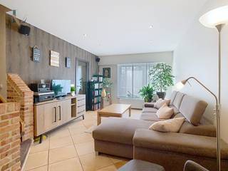 Deze fijne instapklare rijwoning is rustig gelegen in een aangename straat in Oelegem, op wandelafstand van het prachtige Vrieselhof en vlakbij...