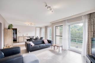Bent u op zoek naar een comfortabel appartement met twee slaapkamers op een rustige, maar toch centrale ligging? Dan is dit appartement zeker het ontdekken waard!<br /><br />Gelegen in een groene woonomgeving biedt dit appartement niet alleen rust en privacy, maar ook een vlotte verbinding met het centrum van Temse. De lichtrijke leefruimte met groot raam zorgt voor een open en aangename sfeer. De moderne keuken is volledig uitgerust en sluit aan op een praktische berging, ideaal voor extra voorraad of wasruimte.<br /><br />De twee slaapkamers zijn ruim en goed ingedeeld. De badkamer is netjes afgewerkt en uitgerust met een douche en lavabo. Dankzij de ligging in een rustige straat en de nabijheid van het centrum, winkels, scholen en openbaar vervoer geniet u hier van het beste van twee werelden.<br /><br />Bij dit appartement kan een ondergrondse afgesloten garagebox aangeboden worden voor €25000. <br /><br />Troeven op een rij:<br />• Nabij winkels, scholen en openbaar vervoer<br />• Ideaal voor starters, koppels of investeerders<br />• Elektriciteit conform<br />• Mobiscore: 8,5/10<br />• Goede EPC-score<br /><br />Meer info of een bezoek inplannen?<br />Contacteer ons via 052 46 38 03 of mail naar info@uw-huis.be.