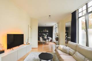 <h1>Verzorgd gelijkvloers appartement met 2 slaapkamers in het gegeerde Mariaburg</h1>
<p>In een rustige straat te Mariaburg bevindt zich dit verzorgd gelijkvloers appartement in een kleinschalig gebouw. Dankzij de lichtrijke leefruimte, twee volwaardige slaapkamers en de gunstige ligging nabij winkels, openbaar vervoer en verbindingswegen richting Antwerpen, vormt dit appartement een aangename woonopportuniteit.</p>
<p>Bovendien zijn de gemeenschappelijke kosten reeds inbegrepen in de huurprijs.</p>
<h3>Indeling</h3>
<p><strong>Gelijkvloers</strong></p>
<ul>
<li>Inkomhal met afzonderlijk toilet.</li>
<li>Lichtrijke leefruimte van ca. 32 m².</li>
<li>Open keuken van ca. 10 m², voorzien van keramische kookplaat, combi-oven, koelkast, vaatwasser en diepvriezer.</li>
<li>Hoofdslaapkamer van ca. 10 m² .</li>
<li>Tweede slaapkamer van ca. 9 m²</li>
<li>Badkamer voorzien van ligbad, inloopdouche en dubbele lavabo.</li>
<li>Afzonderlijke wasplaats.</li>
<li>Kleine buitenruimte</li>
</ul>
<h3>Bijzonderheden</h3>
<ul>
<li>Laminaatvloeren.</li>
<li>Aluminium schrijnwerk met dubbele beglazing.</li>
<li>Centrale verwarming op gas.</li>
<li>Veel natuurlijke lichtinval.</li>
<li>Rustige ligging nabij winkels en openbaar vervoer.</li>
<li>Gemeenschappelijke kosten inbegrepen in de huurprijs.</li>
</ul>
<h3>Goed om weten</h3>
<ul>
<li>Beschikbaar vanaf 01/08/2026.</li>
<li>Type huurcontract: woninghuur lange duur.</li>
<li>Privatieve nutsvoorzieningen afzonderlijk ten laste van de huurder.</li>
<li>Waarborg: 3 maanden, te storten op een geblokkeerde rekening bij Korfine.</li>
</ul>
<p>Dit lichtrijke gelijkvloerse appartement combineert een praktische indeling met een rustige en centrale ligging in het gegeerde Mariaburg. Dankzij de inbegrepen gemeenschappelijke kosten, twee slaapkamers en de vlotte bereikbaarheid vormt dit een uitstekende huurwoning voor wie comfortabel wenst te wonen nabij Antwerpen.</p>
<p>Interesse? Contacteer ons via <strong>03 535 12 75</strong> voor meer informatie of een bezoek ter plaatse.<br /><br /><strong>BEWOONBARE OPPERVLAKTE:</strong> De vermelde bewoonbare oppervlakte is gebaseerd op de bruikbare vloeroppervlakte zoals vermeld in het EPC.</p>