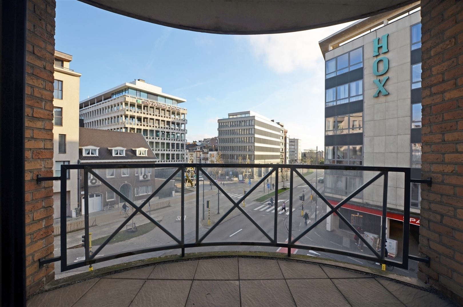 Ruim op te frissen appartement op wandelafstand van de stad - foto 2