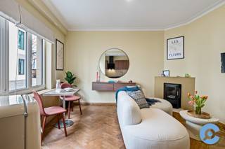 Dit gelijkvloers appartement met één slaapkamer is een must see voor de echte citylovers! Super centraal gelegen aan het Mechelseplein, hartje Antwerpen centrum. Graag koffiekoeken op zondag van bakkerij Lints? Of een apero op het terras van de Kapitein Zeppos? Dat kan dus allemaal, en wel vlak voor je deur! Scholen, winkels en openbaar vervoer liggen allemaal op korte wandelafstand.<br /><br />Het appartement werd recent volledig gerenoveerd volgens de meest recente energienormen en behaalt zo een EPC A-label! De lichtrijke leefruimte met grote raampartijen sluit aan op een open moderne keuken, volledig uitgerust met alle comfort, inclusief vaatwas en quooker kraan!<br /><br />De slaapkamer ligt aan de rustige achterzijde van het appartement en voelt ruim aan. Van hieruit heb je directe toegang tot de badkamer met toilet, douche en lavabo. Ook is er een leuk terras aanwezig met ingebouwde zitbank.<br /><br />Extra troeven: AAA-locatie, EPC A-label, volledig gerenoveerd, privatieve kelderberging, lage algemene kosten, airconditioning, conforme elektriciteit, volledig gemeubileerde inrichting (overname bespreekbaar).<br /><br />Ideaal als investering met sterke verhuurpotentie of als eigen woonst op een bruisende centrumlocatie!<br /><br />Meer vragen of graag een bezoek ter plaatse? Bel Dries: 0470/107 217.<br /> 