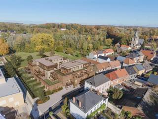<p><strong>Lanceringsavond 28 mei 2026</strong></p>
<p>Schrijf u in via<span> </span><strong>www.voerhof.be</strong><br /><br /><strong>Wonen in rust, met ruimte en verfijning<br /><br /></strong></p>
<p>Welkom bij<span> </span><strong>Voerhof</strong><span> </span>– een exclusief woonproject waar hedendaagse architectuur, groen en privacy naadloos in elkaar overvloeien. Hier woont u in alle rust, aan de rand van het park, met winkels en voorzieningen binnen handbereik.<br /><br /></p>
<p>De architectuur werd ontworpen met een duidelijke visie:<span> </span><strong>maximaal licht, doordachte indelingen en een sterk gevoel van privacy</strong>. Elk appartement is zorgvuldig ingeplant, zodat u optimaal geniet van uw eigen ruimte in een serene woonomgeving.<br /><br /></p>
<p><strong>Ruimte om te leven, binnen én buiten</strong></p>
<p>Voerhof biedt een gevarieerd aanbod van<span> </span><strong>ruime appartementen met 1, 2 en 3 slaapkamers</strong>. Of u nu starter bent, een gezin vormt of op zoek bent naar comfortabel en toekomstgericht wonen: hier vindt u een thuis op maat.<br /><br /></p>
<p>De absolute eyecatchers zijn de<span> </span><strong>royale terrassen tot 65 m²</strong>. Deze vormen een volwaardig verlengstuk van de leefruimte en bieden:</p>
<ul>
<li>maximale privacy</li>
<li>een open zicht op het groen</li>
<li>een rustige plek om te ontspannen</li>
</ul>
<p>Hier ervaart u elke dag het gevoel van buiten wonen, met alle comfort van binnen.<br /><br /><strong>Afwerking met karakter en kwaliteit</strong></p>
<p>Bij Voerhof staat kwaliteit centraal. De appartementen worden afgewerkt met<span> </span><strong>hoogwaardige materialen en een verfijnde, tijdloze uitstraling</strong>. Elk detail draagt bij aan een stijlvolle en duurzame woonbeleving.<br /><br /></p>
<p>Dankzij de toepassing van<span> </span><strong>energiezuinige technieken</strong><span> </span>kiest u bovendien voor een toekomstgerichte woning met een lager energieverbruik en meer wooncomfort.<br /><br /><strong>Comfort tot in de kleinste details</strong></p>
<p>Onder het gebouw bevinden zich<span> </span><strong>vlot bereikbare ondergrondse parkings</strong>, die zorgen voor extra gebruiksgemak en een zorgeloze thuiskomst.</p>
<p>De unieke combinatie van:</p>
<ul>
<li>een rustige ligging aan het park</li>
<li>een centrale locatie nabij winkels en voorzieningen</li>
</ul>
<p>zorgt voor een perfecte balans tussen ontspanning en bereikbaarheid.<br /><br /><strong>Een plek om écht thuis te komen</strong></p>
<p>Voerhof is meer dan een woonproject. Het is een plek waar<span> </span><strong>architectuur, natuur en comfort samenkomen</strong><span> </span>in een harmonieus geheel.</p>
<p>Laat u inspireren en ontdek hoe het voelt om hier thuis te komen.</p>