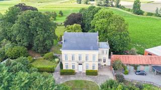 Authentiek HERENHUIS met HISTORISCHE ALLURE en UITGESTREKT PARKDOMEIN van 1,4 hectare met BOOMGAARD en WEIDE, te koop op de grens van Oudenaarde en Zwalm. Dit karaktervolle pand uit circa 1880 ademt ERFGOED en CHARME, verscholen achter een imposante bakstenen tuinmuur op de grens met Welden. Het <strong>NEOCLASSICISTISCHE HERENHUIS</strong> met vijf traveeën en dubbele bouwlaag onder leien dak wordt betreden via een centrale inkom met arduinen trap en originele details zoals MARMEREN SCHOUWEN, houten trap en kleurrijk TEGELTAPIJT. Rondom ligt een betoverend PRIVÉDOMEIN met eeuwenoude bomen, een ROMANTISCHE VIJVER met imitatiegrotwerk en een reeks HISTORISCHE BIJGEBOUWEN, waaronder een serre, stallen en voormalige fazantkwekerij. De woning en tuin zijn bovendien VOLLEDIG ROLSTOELVRIENDELIJK uitgerust, wat het comfort en de toegankelijkheid voor iedereen garandeert. Dankzij meer dan acht volwaardige kamers biedt dit pand tal van mogelijkheden: GEZINSWONING, B&amp;B of PRAKTIJKRUIMTE, steeds met respect voor zijn unieke karakter. Landelijk gelegen, in een OASE VAN RUST EN GROEN, maar toch vlot bereikbaar. <br /><br />Er is mogelijkheid tot aanbouw op het perceel, mits respect voor het historisch karakter van de woning. Een uitbreiding in de oorspronkelijke stijl is mogelijk.<br /><br />Geen renovatieplicht wegens bouwkundig erfgoed