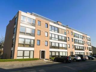 omvattende een inkomhal, klare living, ingerichte open keuken en badkamer, 1 slaapkamer, autostaanplaats binnen in het gebouw en...