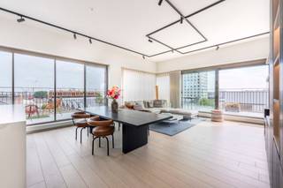 Luxe penthouse appartement op wandelafstand van het MAS, het Red Star Line Mueum, gezellige terrassen, hippe restaurants.Indeling:U betreedt het...