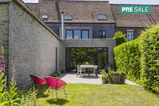Deze unieke eigendom met praktijkruimte, atelier en veel woonoppervlakte is gelegen op een centrale ligging te koop in Olsene, dicht bij belangrijke invalswegen. Deze woning beschikt over 5 slaapkamers, praktijkruimte, atelier en kan dienen als kangoeroewoning.INDELINGGelijkvloers:Praktijkruimte met lavabo, wc en berging - inkomhal - apart toilet - lichtrijke leefruimte (houthaard) met aansluitende eetkamer - open keuken (oven, microgolf, vaatwas, kookplaat, dampkap) - atelier (120 m²) - oprit met staanplaatsen - prachtig ecologische tuin - terrasEerste verdiep:Nachthal - open keuken - eetkamer - leefruimte - slaapkamer 1 - slaapkamer 2 - wasruimte - badkamer (douche, bad, dubbele lavabo)Tweede verdiep:Nachthal - slaapkamer 3 - slaapkamer 4 - slaapkamer 5ALGEMENE INFO- grondoppervlakte 1.235m²- mogelijkheid kangoeroewoning- centrale verwarming op stookolie- atelier met dubbele poort (120 m²)- achterbouw van 2010- kelder aanwezig- overal dubbele beglazingInteresse in deze eigendom? Contacteer onze makelaar Rob voor meer info of een bezoek ter plaatse via 0493 25 35 89 of waregem@dewaele.com.De eigendom wordt aangeboden via de Pre-sale formule. Op 20/06/2026 tussen 09:00 en 10:30 kan u de woning op afspraak komen bezichtigen en een bod uitbrengen. De vermelde prijs is een instelprijs. Voor meer info, gelieve contact op te nemen met de dossierverantwoordelijke.Bestuursmaatregelen in het maatregelenregister: nee
