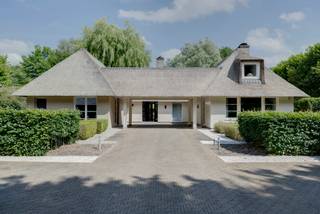<p>Unieke Charmevilla op Toplocatie – Exclusief Wonen in Privacy en Luxe<br /><br />Op zoek naar een karaktervolle villa met uitzonderlijk comfort en volledige privacy? Deze stijlvolle en lichtrijke woning combineert tijdloze charme met hoogwaardige afwerking en een prachtig groene omgeving. <br /><br /><span><strong>Gelijkvloers</strong></span> <br />Bij binnenkomst word je verwelkomd in een elegante inkomhal met vestiaire en gastentoilet. De ruime leefruimtes stralen warmte en klasse uit, met een salon voorzien van een gashaard en ingebouwde bibliotheekkasten. De eetkamer en royale leefkeuken met granieten werkblad en hoogwaardige apparatuur bieden directe toegang tot het ruime terras en de fraai aangelegde tuin met vijver. Verder vind je op deze verdieping een bureau met gashaard, een praktische bijkeuken en 2 slaapkamers, waaronder een masterbedroom met prachtig tuinzicht en aansluitende luxebadkamer met ligbad, inloopdouche en dubbele lavabo. <br /><br /><span><strong>Buitenruimte &amp; bijgebouwen</strong></span> <br />Het ruime terras, de prachtig aangelegde tuin en een verlichte oprit met automatische toegangspoort zorgen voor een ongeëvenaarde woonervaring. Een losstaande dubbele garage, carport voor twee wagens, fietsenberging en extra parkeergelegenheid maken het geheel compleet. <br /><br /><span><strong>Verdieping</strong></span> <br />De bovenverdieping biedt 3 ruime slaapkamers, een wasplaats, een extra badkamer met inloopdouche en een polyvalente ruimte van 70 m² – ideaal als hobbyruimte, atelier of extra woonruimte. <br /><br /><span><strong>Bijzonderheden<br /></strong></span>- Ontworpen door architect De Clercq Zubli (o.a. Rembrandttoren Amsterdam)<br />- Perceel van ca. 5.700 m² met volledige privacy<br />- Vloerverwarming op het gelijkvloers en centrale verwarming op gas<br />- Dubbele beglazing, draai/kiep-ramen en veiligheidssloten<br />- Alarm, videofoon en internetvoorzieningen<br />- Grote multifunctionele zolderruimte van ca. 70m²<br />- Hoogwaardige materialen: <br />natuursteen, parket en ingebouwde kasten<br />- Beregeningssysteem via geboorde put<br />- Geschikt voor kangoeroewonen of combinatie wonen/werken<br />- Zeer ruime dubbele garage met zolderverdieping<br /><br />Voor meer info of een afspraak voor een persoonlijke rondleiding contacteer je Amparo, 0478 68 29 86 - amparo@reds.be</p>