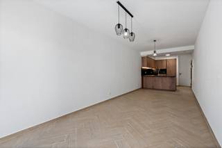 <p>Gerenoveerde en energiezuinige confortawoning nabij openbaar vervoer en belangrijke invalswegen.<br /><br />Deze woning combineert een rustige ligging met een vlotte bereikbaarheid naar winkels, scholen en het openbaar vervoer. De woning werd recent grondig gerenoveerd en afgewerkt in een eigentijdse stijl, waardoor u meteen comfortabel kunt wonen. Met drie volwaardige slaapkamers, allemaal voorzien van praktische ingemaakte kasten, biedt deze woning veel mogelijkheden voor gezinnen, thuiswerk of hobbyruimte.<br /><br />• Ruime woonkamer met aangename lichtinval<br />• Moderne open keuken uitgerust met inductiekookplaat, combi-oven, vaatwasser, koelkast, diepvries en dampkap<br />• Berging met aansluiting voor wasmachine en droogkast<br />• Badkamer voorzien van inloopdouche, ligbad en dubbel lavabomeubel<br />• Drie volwaardige slaapkamers met ingemaakte kasten<br />• Gezellige tuin van 40 m² met tuinhuis<br /><br />Troeven<br />• Rustige woonwijk met winkels, scholen, openbaar vervoer en invalswegen dichtbij<br />• Volledig gerenoveerde woning met moderne afwerking<br />• Zeer energiezuinig met label A!<br /><br />Neem vandaag nog contact op met je ERA-makelaar voor een bezoek. JOUW DROOMHUIS. ZO GEVONDEN!</p>