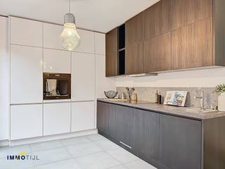 Deze volledig vernieuwde eigendom beschikt op het gelijkvloers over een inkomhal met gastentoilet, een lichtrijke woonkamer met eetplaats,...