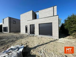 <strong>Nieuwbouwvilla op 1.146 m² in Zonnebeke<br /><br />Bezoek dit pand geheel vrijblijvend op zaterdag 6 december van 10u tot 11u</strong><br /><br />* Afbeeldingen zijn een combinatie van lot 1 &amp; lot 2 *<br /><br />De vastgoedontwikkelingsgroep C-nest bouwt momenteel aan twee moderne villa’s in Zonnebeke.<br />De ruwbouw van lot 2 staat er. Mogelijkheid tot aankopen van CASCO-woning!<br /><br />Lot 2 zal er als volgt uitzien:<br />• Gelijkvloerse verdieping bestaat uit inkomhal met gastentoilet, lichtrijke woon- en eetkamer met zicht op de tuin + bureelruimte, open keuken. Er is een handelswaarde voorzien van 15.000 euro ( excl. BTW). Daarnaast vinden we op het gelijkvloers nog een wasplaats/berging alsook de inpandige garage.<br />• 1ste verdieping: nachthal met toilet en bureauhoek, 3 ruime slaapkamers waarvan een kamer met dressing, berging en badkamer met dubbele wastafel, douche en bad.<br /><br />De woning voldoet volledig aan de huidige normen (e-peil 30) en beschikt over:<br />• Vloerverwarming (lucht-water warmtepomp) op de gelijkvloers en badkamer<br />• Airco’s in de slaapkamers (warmen &amp; koelen)<br />• Regenwater 10.000 liter<br />• …<br /><br /><strong>Het pand kan nog volledig naar eigen smaak afgewerkt worden! Geniet nu nog van het verlaagd tarief van 6% BTW op 60% van de constructiewaarde!</strong><br /><br /><strong>MOGELIJKHEID TOT AANKOPEN VAN EEN CASCO OF AFGEWERKTE WONING </strong><br />Prijs voor de casco woning bedraagt: €479.000.<br />Casco betekent: wind- en waterdicht namelijk: de ruwbouw, dak, ramen en bovendakse technieken (leidingen elektriciteit en ventilatie)<br />Prijs voor de afgewerkte woning bedraagt: €579.000.<br /><br />Meer info? Contacteer Minthus 0470 43 78 21 of mail info@minthus.be