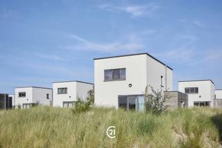 <p><span>Met een bijzondere architectuur en de landscape van duinen en water biedt kan je in deze vakantiewoning optimaal genieten van een oase van rust in een prachtige, natuurlijke omgeving. Het bevindt zich op 200 meter van het strand en de zee, nabij een splinternieuw zwembad én sportcomplex. Op zoek naar een tweede verblijf aan zee, of een prima investering? Contacteer ons alvast voor meer info én met plezier maken we een afspraak om dit samen eens ter plaatste te ontdekken. Alle gepubliceerde prijzen zijn excl. kosten én BTW.</span></p>