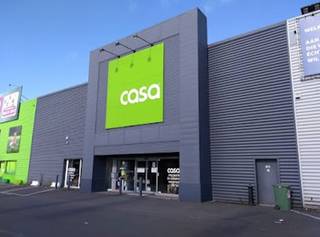 De winkelruimte heeft een oppervlakte van 1025m².Dit pand geniet een uitstekende zichtbaarheid dankzij de gunstige ligging langs de boomsesteenweg...