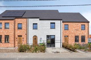 <span><span><strong>MONO</strong><br />Residentieel wonen in het rustige Bovekerke (op de kruising van Kortemark, Diksmuide en Koekelare) op een groot perceel met west-oriëntatie.<br /><br /><strong>MONO is een kleinschalig en uiterst energiezuinig nieuwbouwproject</strong> bestaande uit 3 gekoppelde woningen in pastoriestijl gelegen langs de Noordstraat en één moderne villa gelegen langs Moscou. Alle woningen worden opgeleverd met 3 ruime slaapkamers (mogelijkheid tot het inrichten van een vierde slaapkamer bij de gekoppelde woningen), parkeergelegenheid en mogelijkheid tot het plaatsen van een carport. <br /><br /><strong>Comfort, energiezuinigheid, kwaliteit en een unieke ligging </strong>zijn de eigenschappen van deze kleinschalige realisatie.<br /><br />Tijdens de ontwerpfase werd veel aandacht geschonken aan enerzijds de energiezuinigheid en anderzijds het wooncomfort van de bewoners:</span></span>
<ul>
	<li><strong><span><span>Praktische indeling;</span></span></strong></li>
	<li><strong><span><span>veel lichtinval;</span></span></strong></li>
	<li><strong><span><span>smart air systeem, zowel verwarming als koeling (airco);</span></span></strong></li>
	<li><strong><span><span>warmtepomp met zonnepanelen; </span></span></strong></li>
	<li><strong><span><span>…</span></span></strong></li>
</ul>
<span><span>Op deze manier is het zowel binnen als buiten aangenaam vertoeven.<br /><br /><u><strong>Indeling:</strong></u> Op het gelijkvloers bevinden zich de mooie inkomhal met gastentoilet en de grote leefruimte met open keuken gekoppeld aan een erg ruime keukenberging. Op de eerste verdieping beschikt de woning over 3 zeer ruime slaapkamers, een badkamer (inloopdouche, dubbele lavabo en mogelijkheid tot het plaatsen van een ligbad) en afzonderlijk toilet op de gang. De woning biedt de mogelijkheid om een vaste trap te plaatsen naar de tweede verdieping, waar u tevens een extra slaapkamer of hobbykamer kan inrichten.<br /><br />Een carport zal vergund worden en kan op vraag gerealiseerd worden bij de halfopen bebouwingen, de gesloten woning beschikt over een parkeerplaats voor de woning.<br /><br /><strong>Woning:</strong> Gerealiseerd op een ruim perceel van <strong>533,12m² </strong>en maar liefst ca. 160 m<sup>2</sup> aan bewoonbare oppervlakte (excl. zolder).<br /><br /><strong>Wat maakt MONO uniek:</strong></span></span>

<ul>
	<li><span><span>Energiezuinig project (smart air systeem met warmtepomp (l/l), zonnepanelen per woning,…);</span></span></li>
	<li><span><span>kleinschalig project;</span></span></li>
	<li><span><span>rustige ligging;</span></span></li>
	<li><span><span>kwalitatieve architectuur en materiaalkeuze;</span></span></li>
	<li><span><span>...</span></span></li>
</ul>
<span><span><strong>Bent u op zoek naar een unieke nieuwbouwwoning in landelijke stijl of een moderne alleenstaande villa? Plan dan snel uw afspraak! Contacteer ons op het nummer 051 50 11 51 of via diksmuide@diksimmo.be.</strong></span></span>