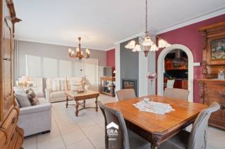 Deze aangename split-level woning is gelegen in Peer, op een gunstige en vlot bereikbare locatie vlak bij het centrum. Er bevinden zich ook winkels...