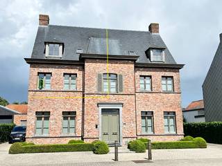 Dit stijlvol duplex appartement bevindt zich op de 1e en 2e verdieping (van op straat gezien links) in een goed gelegen, kwalitatief en traditioneel gebouwde residentie.<br />Bestaande uit een gelijkvloerse kantoorruimte, twee duplex appartementen, privatieve kelderbergingen, 4 garages en 4 parkeerplaatsen<br /><br />Hier vindt men dus het comfort van een aangenaam duplex appartement met 3 slaapkamers en een groot terras in een kleinschalige residentie.<br /><br />Het appartement heeft een bewoonbare oppervlakte van 91m².<br /><br />De indeling is als volgt:<br />Gemeenschappelijke inkomhal op het gelijkvloers. Er is geen lift aanwezig dus geen grote kosten en geen onderhoudscontracten.<br /><br />Op de eerste verdieping is er een inkomhal met gastentoilet, een zeer mooie en stijlvolle leefruimte met open keuken, zit -en eethoek. Toegang tot het terras vanuit de eethoek. Voorraadberging bij de keuken.<br /><br />Op de tweede verdieping bevinden zich 3 slaapkamers, wasplaats en badkamer met ligbad, douche, lavabomeubel en toilet.<br />Via een luik met plooitrap is de volwaardige zolder bereikbaar.<br /><br />Een afgesloten privatieve kelderberging is inbegrepen in de prijs.<br /><br />Gunstig E-peil ! Energielabel B<br />Elektrische installatie conform.<br />CV op aardgas<br /><br />De garage (27.000,- euro) en een privatieve autostaanplaats vooraan (5.000,- euro) zijn mee aan te kopen. Beide voor de combi-prijs van 30.000,- euro.