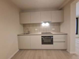 Volledig gerenoveerde luxe appartement met ‘state-of-art’ afwerking en veel lichtinval te Antwerpen-centrum in de levendige wijk tussen het ‘Stadspark’ en het ‘Centraal-Station’, in een totaal gerenoveerd project met moderne en aantrekkelijke voorgevel. 

Het betreft hier een appartement met een ruime woonkamer en ingerichte ‘Pico-Bello’ keuken met kookplaat, dampkap, oven, koel- en ijskast en aansluiting voor vaatwas, nachthal,  apart gastentoilet met handenwasser, en 1,5 slaapkamers,  één en-suite badkamer met inloopdouche en één met en-suite badkamer met ligbad, toilet en wastafel. 
Een extra troef is het balkon met buitenruimte.
Extra: 2 liften, videofonie, Fietsenberging, aansluiting W/D, eerste bewoning na renovatie, privatieve kelder. Ideaal voor starters en/of expats. 

Onmiddellijk beschikbaar: Lage algemene onkosten - individuele meters. Huurprijs: € 1.250. 
Er is een mogelijkheid om een nabijgelegen parkingplaats te huren.

Enkel serieuze kandidaten! 
Wenst U meer info te bekomen of een bezichtiging in te plannen? 
Contacteer dan zeker ons kantoor:  verhuur@empire-estates.be