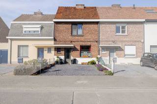 LocationThis property enjoys a quiet and green location within walking and cycling distance of the centre of Deinze. In the immediate vicinity, you...