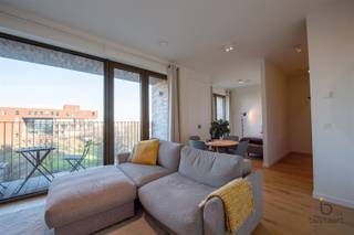 <p><span>Recent appartement-studio met terras op toplocatie 'Het Eilandje'</span></p><p><span>Prima gesitueerd in de dynamische Cadix-buurt treffen we dit instapklare appartement-studio (58m²) met open-planintegratieconcept. Deze trendy buurt is uitgegroeid tot één van de meest gegeerde woonomgevingen in Antwerpen, met de Scheldekaaien, gezellige horeca, winkels, scholen en openbaar vervoer op wandelafstand.</span></p><p><span>Een rustig gelegen functioneel appartement-studio (58m²)  in onberispelijke staat, op de tweede verdieping van een laag gebouw met hoogwaardige afwerking voorzien van alle luxe en comfort.</span></p><p><span>Je komt binnen in de sfeervolle leefruimte waar je dankzij kamer hoge ramen kan genieten van veel lichtinval, voorzien van ingemaakt kastenwerk en een aangenaam slaapgedeelte met voldoende ruimte voor een dubbel bed. De volledig geïnstalleerde half open keuken is uitgerust met alle toestellen. </span></p><p><span>Dé absolute troef van dit appartement? Het gezellige terras (4 m²) met prachtig vergezicht op groen en zijdelings zicht op de haven, "het Kempisch dok", waar u rustig kan genieten.</span></p><p><span>In de nachthal treft men een muur van ingemaakte kasten. De badkamer is uitgerust met een dubbel wastafelmeubel, douche en een afgescheiden toilet. Aangrenzend heeft men nog een ruime berging met aansluitingen voor wasmachine en droogkast.</span></p><p><span>Combinatie van overwegend parketvloeren en deels keramische tegels.</span></p><p><span>Op -1 heeft men nog een privatieve berging en een ruime gemeenschappelijke fietsstalling.</span></p><p><span>Dit is een ideale keuze voor professionals, alleenstaanden of iedereen die van het stadsleven houdt in een moderne, verzorgde omgeving met een zeer aangenaam uitzicht. </span></p><p><span>Maandelijkse vaste kosten bedragen €96.</span></p><p><span>Contacteer ons voor meer info of plan een bezoek aan dit  pand! www.buytaertimmo.be</span></p><p><span> </span></p><p><span>Pluspunten:</span></p><p><span>- zeer centrale ligging</span></p><p><span>- terras met open zicht</span></p><p><span>- perfecte staat</span></p><p><span>- veel opbergkasten</span></p><p><span>- EPC A</span></p><p><span>- vloerverwarming</span></p><p><span>- extra kelder en fietsstalling</span></p><p><span> </span></p>