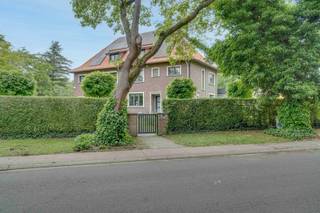 <u><strong>Instapklare en ruime halfopen bebouwing met Tiny House op een perceel van 10a67ca in Maasmechelen</strong></u><br /><br />Bent u op zoek naar een ruime, instapklare gezinswoning op een toplocatie in het groen? Dan zal deze prachtige halfopen bebouwing, gelegen aan de Paul Nicoulaan 23 in Maasmechelen, u zonder twijfel weten te bekoren.<br /><br />De woning is gelegen op een mooi perceel van 10 are 67 centiare en beschikt over een bewoonbare oppervlakte van ca. 283 m². Hier geniet u van een unieke combinatie van ruimte, comfort, privacy en een uitstekende ligging nabij natuur, wandel- en fietsroutes.<br /><br />De omgeving is een absolute troef. De woning bevindt zich in een rustige en groene woonwijk van Maasmechelen, op korte afstand van het uitgestrekte Nationaal Park Hoge Kempen, waar natuurliefhebbers eindeloos kunnen wandelen, fietsen en ontspannen. Daarnaast bevinden winkels, scholen, openbaar vervoer en belangrijke verbindingswegen zich in de nabije omgeving, waardoor u geniet van een ideale balans tussen rust en bereikbaarheid.<br /><br /><strong>Indeling</strong><br /><br />Bij het betreden van de woning komt u terecht in de inkomhal met een apart gastentoilet en een praktische inloopdouche op het gelijkvloers.<br />Verder loopt de hal over in de gezellige leefruimte, die op een stijlvolle manier wordt gescheiden van een extra polyvalent hoekje door een doorkijkhaard . De grote open keuken vormt samen met de eetkamer het hart van de woning en is uitgerust met een centraal keukeneiland, kwaliteitsvolle toestellen en alle nodige comfort. Dankzij de grote glaspartijen geniet u hier van een overvloed aan natuurlijk licht en een prachtig zicht op de tuin.<br />Aansluitend bevindt zich een praktische berging, volledig voorzien van maatkasten en een uitgietbak.<br /><br />Op de eerste verdieping bevinden zich drie slaapkamers, waarvan één momenteel ingericht is als dressing. Daarnaast vindt u hier een ruime badkamer uitgerust met een inloopdouche, ligbad en wasmeubel.<br /><br />De tweede verdieping biedt nog eens drie extra kamers. Momenteel worden deze ruimtes gebruikt als bureauruimte, opbergkamer en slaapkamer, maar ze kunnen uiteraard volledig naar eigen wens worden ingericht.<br /><br />De woning is bovendien volledig onderkelderd en beschikt over verschillende praktische ruimtes. Hier bevindt zich onder andere de wasruimte met aansluitingen voor wasmachine en droogkast.<br /><br /><strong>Buitenruimte</strong><br /><br />Ook buiten heeft deze woning bijzonder veel te bieden. De volledig aangelegde en omheinde tuin vormt een oase van rust en privacy. Rondom de woning werd een ruim terras aangelegd, waardoor u op elk moment van de dag optimaal kunt genieten.<br /><br />Een absolute meerwaarde is het volledig uitgeruste Tiny House achteraan in de tuin. Dit beschikt over een keukentje, een gezellige zit- en eethoek, een badkamer met toilet, douche en wasmeubel en een slaapgedeelte op de verdieping. Ideaal als gastenverblijf, praktijkruimte, kangoeroewoning, hobbyruimte of voor een inwonend familielid.<br /><br />Daarnaast bevindt zich achteraan nog een praktisch tuinhuis voor het opbergen van tuinmateriaal en fietsen.<br />De ruime oprit biedt voldoende parkeergelegenheid op eigen terrein.<br /><br /><strong>Troeven</strong><br />✔ Perceel van 10a67ca<br />✔ Bewoonbare oppervlakte van ca. 283 m²<br />✔ 6 slaapkamers mogelijk<br />✔ Volledig onderkelderd<br />✔ Ruime en lichtrijke leefruimtes<br />✔ Moderne open keuken met keukeneiland<br />✔ Volledig aangelegde en omheinde tuin<br />✔ Volledig uitgerust Tiny House<br />✔ Rustige ligging nabij Nationaal Park Hoge Kempen<br />✔ Vlotte verbinding naar winkels, scholen en uitvalswegen<br /><br />Spreekt deze prachtige woning in het groen u aan? Aarzel dan niet en plan vandaag nog uw bezoek in. <br /><br /><strong>Tel.: 0032(0)485 97 49 28<br />E-mail: info@co-realestate.be</strong>