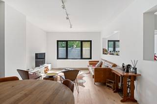 IN OPTIE !! In het centrum van Wilrijk bevindt zich dit instapklare appartement 2 volwaardige slaapkamers en terras. Gelegen op wandelafstand van winkels, horeca, scholen, openbaar vervoer en het gezellige plein De Bist. Bovendien zijn de Boomsesteenweg en de A12 vlot bereikbaar, wat zorgt voor een uitstekende verbinding.<br /><br />Het <strong>energiezuinig appartement</strong> verwelkomt u via een inkomhal met vestiairegedeelte en apart gastentoilet. De ruime woon- en eetkamer geniet van een aangename lichtinval en sluit aan op de volledig geïnstalleerde keuken. Daarnaast is er een praktische berging met aansluiting voor wasmachine en droogkast.<br /><br />Verder beschikt het appartement over <strong>twee volwaardige slaapkamers</strong> en een badkamer met douche en lavabomeubel.<br /><br />Daarbij zijn er nog <strong>twee extra bergingen</strong> voorzien.<br /><br /><strong>2 garages optioneel bij aan te kopen</strong>: vraagprijs per garage is 29.900 euro.<br /><br /><strong>Bijzonderheden:</strong><br />+ Energiezuinig, EPC: B<br />+ Instapklaar<br />+ 2 volwaardige slaapkamer<br />+ Centrale ligging<br />+ Twee garages mogelijk bij aan te kopen