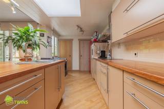 <p>Op zoek naar een gezellige gezinswoning met tuin in Oudegem? <br />Dan is deze halfopen bebouwing in een rustige doodlopende straat misschien wel uw nieuwe thuis!<br />Instelprijs: € 299.000 (bieden-vanaf)</p><p>Op het gelijkvloers wordt u verwelkomd in een uitnodigende inkomhal die uitkomt in de lichtrijke leefruimte met eetplaats – een plek waar gezelligheid centraal staat. Aansluitend bevindt zich de open keuken, die dankzij het grote raam badend in natuurlijk licht een heerlijk open gevoel creëert. Verder vindt u op dit niveau een badkamer die u naar eigen smaak kunt afwerken, een praktische berging/wasplaats én een kelder die zorgt voor extra opbergruimte.</p><p>De eerste verdieping biedt drie volwaardige slaapkamers en een aparte douchekamer – ideaal voor een gezin dat waarde hecht aan voldoende ruimte en comfort.</p><p>Buiten wacht een royale tuin met terras, dé plek bij uitstek om te ontspannen, te genieten van de zon of gezellige momenten te delen met familie en vrienden.</p><p>Extra troeven: het parket werd vernieuwd in 2010 en het dak in 2017.</p><p>De woning beschikt over een EPC-label E, waardoor de renovatieplicht van toepassing is – meteen de kans om dit huis volledig naar uw eigen smaak te moderniseren.</p><p>Ziet u hier uw toekomstig thuis?<br />Neem contact op via T. 052 55 55 55 of info@immotwins.be.</p>