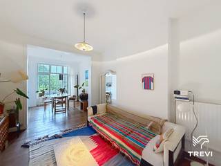 <p><strong>VORST – Ideaal gelegen aan de Alsembergsesteenweg, tussen het Albertplein en Hoogte Honderd, op een steenworp van het Dudenpark, talrijke winkels en het openbaar vervoer, 2-slaapkamerappartement van ±90m² bewoonbare oppervlakte gelegen op de 3e verdieping. Het appartement bestaat uit een inkomhal, een lichte woonkamer van ±24m² met toegang tot een aangenaam terras van ±5m², een aparte uitgeruste keuken (oven, kookplaat, dampkap, koelkast/vriezer, aansluiting voor vaatwasser), een slaapkamer van ±11,5m², een slaapkamer van ±14m² met een klein balkon van ±1,5m², een badkamer (bad, toilet, dubbele wastafel, aansluiting voor wasmachine). Provisie voor lasten van € 50/maand (koud water, gemeenschappelijke delen). EPC F. Beschikbaar vanaf 01/11/2026. Afmetingen worden ter indicatie gegeven.</strong></p>
<p><strong> </strong></p>
<p><u>Op de 3<sup>e</sup> verdieping:</u></p>
<ul>
<li>Inkomhal</li>
<li>Woonkamer van ±24m² (7,9 x 3) met toegang tot terras van ±5m²</li>
<li>Aparte uitgeruste keuken (oven, kookplaat, dampkap, koelkast/vriezer, aansluiting voor vaatwasser)</li>
<li>Slaapkamer van ±11,5m² (2,47 x 4,64)</li>
<li>Slaapkamer van ±14m² (3,1 x 4,5) met een klein balkon van ±1,5m²</li>
<li>Badkamer (bad, toilet, dubbele wastafel, aansluiting voor wasmachine)</li>
</ul>
<p> </p>
<p>Provisie voor lasten van € 50/maand (koud water, gemeenschappelijke delen)</p>