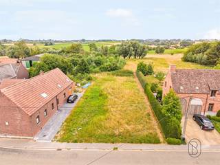 Deze bouwgrond is zeer mooi gelegen, genietend van alle rust en privacy, met een prachtig open zicht. Voor de bouw van een villa. 789m2. Straatbreedte 17m. Meer info: bureau@immobeguin.be