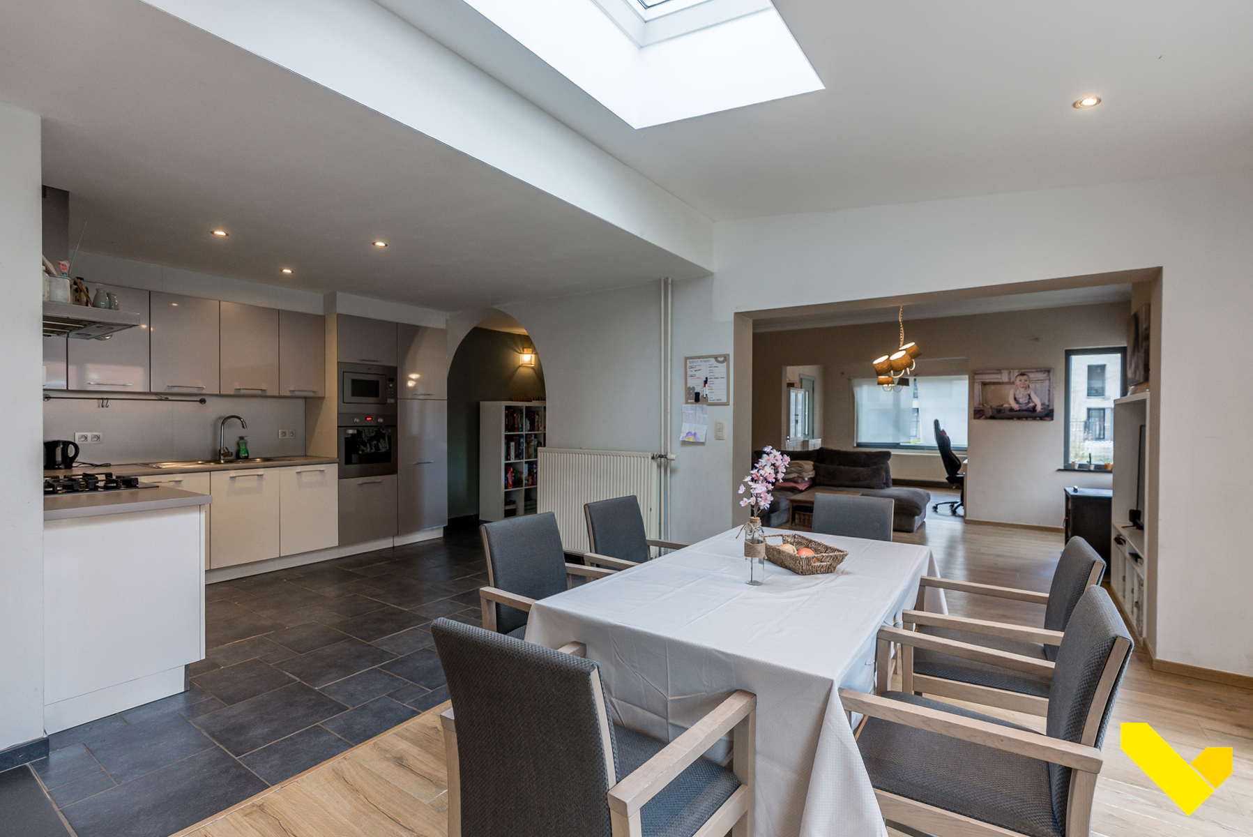 Instapklare ruime gezinswoning op een groot perceel. - foto 4