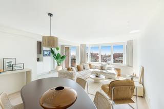 Dit groot (woon)appartement is goed en zonnig gelegen op de Graaf d'Ursellaan te Heist-aan-Zee.<br /><br />Indeling: Grote inkomhall met vestiaire, gastentoilet, ruime lichtrijke leefruimte met open zichten, zuidgericht terras vooraan, volledig ingerichte nieuwe keuken, bergkast met ruimte voor wasmachine en droogkast, twee ruime slaapkamers met inbouwkasten, badkamer met inloopdouche, toilet en lavabo, terras achteraan met bergkast.<br /><br />Volledig vernieuwd met oog voor smaak en detail, elektriciteit conform gekeurd, zeer energiezuinig label A met nieuwe  energiezuinige verwarmingsketel.<br />Privatieve kelderberging en fietsenberging aanwezig.<br /><br />Het perfecte tweede verblijf of woonappartement op enkele passen van de zeedijk.<br /><br />Info en bezoek bel Andries De Leyn 0472 53 66 09