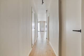 Welkom in Residentie Windsor, deel van het prestigieuze project Waterfront, gelegen op een toplocatie aan de Zuidkaai in het bruisende hart van Waregem. Op de 9de verdieping wacht u een uniek en stijlvol afgewerkt appartement met adembenemend verzicht over Waregem en de groene omgeving. Geniet van rust, ruimte en luxe, op wandelafstand van winkels, horeca, openbaar vervoer en recreatiezones langs het water.<br /><br />✨ <u><strong>Exquise afwerking &amp; doordachte indeling</strong></u><br /><br />Dit BEN-gekeurde appartement (E-peil 40) werd tot in de puntjes afgewerkt met hoogwaardige materialen en biedt u alle comfort en esthetiek die u verwacht van modern wonen:<br />📐 Inkomhal met ingemaakte vestiairekasten en gastentoilet<br />🛏️ 2 ruime slaapkamers met op maat gemaakte kasten<br />🛋️ Leefruimte met open keuken, eetplaats en gezellige zithoek<br />🍽️ Volledig uitgeruste designkeuken met kwalitatieve toestellen<br />🛁 Luxe badkamer met ligbad, inloopdouche, dubbel lavabomeubel, toilet en veel bergruimte<br />🧺 Technische berging/wasruimte<br />☀️ Zomerterras met prachtig uitzicht, toegankelijk via grote schuiframen<br />🌳 Massieve parketvloeren, designverlichting en volledig geschilderd interieur<br />💧Waterontharder<br />🅿️ 3 ondergrondse parkeerplaatsen (gelegen naast elkaar, verdieping -2)<br />⚡ Oplaadpunt voor elektrische wagens<br />🚴‍♂️ 2 privatieve fietsenstaanplaatsen op -1<br /><br />📦 2 privatieve kelderbergingen op -2 VERPLICHT AAN TE KOPEN (7.500,00 euro/berging)<br />🚗 Mogelijkheid tot aankopen van 3 autostaanplaatsen (20.000,00 euro/autostaanplaats)<br /><br />🏡 <u><strong>Waarom dit appartement?</strong></u>
<ul>
	<li>Zuidgerichte oriëntatie met volop lichtinval</li>
	<li>Uniek uitzicht over de stad en natuur</li>
	<li>Residentiële toplocatie aan het water, nabij alle voorzieningen</li>
	<li>Instapklaar – volledig afgewerkt en geschilderd</li>
	<li>Energiezuinig – conforme BEN-woning (40 kWh/m²/jaar)</li>
</ul>
<br />Grijp deze unieke kans om te wonen in een exclusief appartement op één van de mooiste locaties in Waregem. Interesse? Neem vandaag nog contact op voor een bezoek – en laat u betoveren door dit uitzonderlijke pand! 🏙️✨ Contacteer <strong>Dominique +32 476 77 31 31</strong> voor een afspraak of meer info!<br /> 