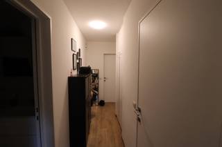 INDELINGInkomhal met vestiairekast, ruime woonkamer met videofoon, keuken met formica aanbouwkeuken met spoeltafel met 1 spoelbak, afzuigkap,...