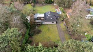 <p><strong>Prachtig perceel bouwgrond van 2.475 m² met af te breken woning</strong></p>
<article></article>
<article>
<div>
<div>
<div>
<div>
<div>
<div>
<p>Breed en groen gelegen perceel van ca. 2.475 m² met een uitzonderlijk zonnige oriëntatie voor deze locatie, gelegen in een residentiële omgeving te Schilde. Een interessante opportuniteit voor wie een nieuwbouwproject wenst te realiseren in een parkachtige setting met veel privacy.</p>
</div>
</div>
</div>
</div>
</div>
</div>
</article>
<p>Op het perceel bevindt zich momenteel een bestaande, niet-vergunde woning die dient te worden gesloopt. Nadien is heropbouw mogelijk conform de geldende stedenbouwkundige voorschriften. In het kader van sloop en heropbouw kan – mits voldaan aan de wettelijke voorwaarden – het verlaagd btw-tarief van 6% van toepassing zijn.</p>
<p>Belangrijkste bouwvoorschriften:</p>
<ul>
<li>Vrijstaande ééngezinswoning</li>
<li>Max. 80 m² bebouwbare oppervlakte op het gelijkvloers</li>
<li>Max. 80 m² op de eerste verdieping onder het dak</li>
<li>Aanbouw van een overdekt terras mogelijk tot max. 20 m²</li>
<li>Min. 3 m afstand tot de zijdelingse perceelsgrenzen</li>
<li>Max. nokhoogte 7,5 m</li>
</ul>
<div>
<div>
<div>
<div>
<div>Voor meer info of het opvragen van de bouwvoorschriften: schilde@deboerenpartners.be of 03 466 10 66.</div>
</div>
</div>
</div>
</div>