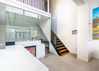 Klassevol handelspand (206 m²) te huur in de kleinschalige residentie Silo, gelegen in de Zeelaan: DE winkelstraat in het commerciële centrum...