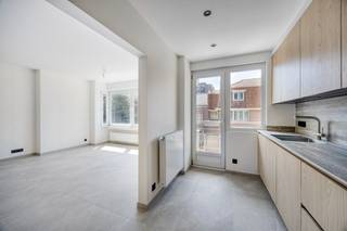 Aan de standsrand van Tongeren bevindt zich dit volledig vernieuwde appartement, afgewerkt met kwalitatieve materialen en een eigentijdse uitstraling. Dankzij de totaalrenovatie geniet u van hedendaags wooncomfort zonder verdere investeringen.<br /><br />Bij de renovatie werden zowel de elektriciteit als het sanitair volledig vernieuwd, met inbegrip van de leidingen. Aan de achterzijde werden recent nieuwe ramen geplaatst, wat bijdraagt aan een optimaal comfort en een goede energieprestatie.<br /><br />De lichtrijke leef- en eetruimte sluiten naadloos aan op de moderne keuken, uitgerust met kwalitatieve Miele-toestellen en een werkblad uit keramiek. Aansluitend bevindt zich een gezellig terras. Doorheen het hele appartement werd gekozen voor stijlvolle keramische tegels met natuursteenlook en onderhoudsvriendelijke parkettegels. Zwarte designschakelaars en een elegante glazen tussendeur met zwart aluminium frame zorgen voor een hedendaagse en luxueuze uitstraling.<br /><br />De inkomhal werd voorzien van ingewerkte spots. Verder beschikt het appartement over een praktische berging met uitgietbak, een apart gastentoilet en drie slaapkamers, waarvan één perfect kan dienen als dressing, bureau of kinderkamer.<br />De moderne badkamer is uitgerust met een ruime inloopdouche, een zwarte design handdoekradiator en een op maat gemaakte badkamerkast met composiet werkblad.<br /><br />Een instapklaar appartement waar kwaliteit, comfort en een stijlvolle afwerking perfect samenkomen. Ideaal voor wie op zoek is naar zorgeloos wonen in Tongeren.<br /><br />Plan vandaag nog uw bezoek via immo@confideo.be of op het nummer 012 23 23 11.<br /><br />