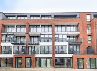 <span><strong>LAEKEN</strong></span> – situé en intérieur d' ilot, nous vous présentons ce splendide duplex 2 chambres de ± 102m² avec belle terrasse orientée Sud-Ouest. Appartement "FUTUR PROOF" répondant aux normes énergétiques d’aujourd’hui. Au 1e étage, grand living avec cuisine super équipée et WC. À l’étage, 2 grandes chambres (± 12m² & 15m²), grande buanderie, salle de bains et WC séparé. Appartement disponible à l’acte avec garantie décennale. Estimation des charges ± 75 €/mois. PEB : B+. Estimation RC : € 1.600. Vendu sous droits d’enregistrements et TVA 21%. Cave (€ 3.000). Parking optionnel (€ 25.000). Visitez maintenant en exclusivité avec Trevi Immo Neuf !