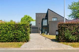 <p>Modern wonen in alle rust. Deze hoogwaardige villa geniet van een uitzonderlijk rustige ligging en combineert een doordachte indeling met hedendaags wooncomfort.</p><p>Op het gelijkvloers vindt u een stijlvolle inkomhal met gastentoilet, een ruim bureau, een lichtrijke leefruimte met open, volledig uitgeruste keuken, een praktische bijkeuken/wasplaats en een ruime inpandige garage.De eerste verdieping omvat drie volwaardige slaapkamers, een dressing, een ruime badkamer met ligbad en inloopdouche en een royaal zonneterras met jacuzzi.</p><p>De zonnige, aangelegde tuin met ruim terras, de sfeervolle wijnkelder en de ruime parkeergelegenheid op eigen terrein vormen de perfecte aanvulling op deze instapklare woning.Een unieke villa voor wie op zoek is naar rust, ruimte en een kwalitatieve afwerking.</p><p>Meer info of plan je bezoek via denis@immobeguin.be of www.immobeguin.be<br /> </p>