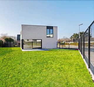 Ben je op zoek naar een moderne nieuwbouwwoning nabij Kortrijk die snel beschikbaar is? Het kan! Deze stijlvolle, vrijstaande woning in Marke...