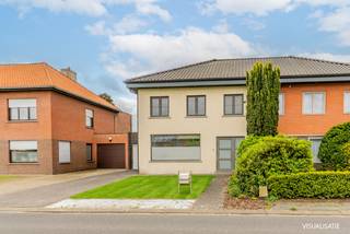 <p>Bij het betreden van de woning wordt u verwelkomd in een verzorgde inkomhal met vestiaire en gastentoilet, die meteen de hoogwaardige afwerking van de woning weerspiegelt. Het gelijkvloers werd doordacht ingericht met een praktische bureauruimte, ideaal voor thuiswerk of een vrij beroep, een inpandige garage en een functionele berging/wasplaats.<br /><br />De absolute blikvanger van de woning is zonder twijfel de royale leefruimte, afgewerkt met warm parket en genietend van zeer veel natuurlijk licht dankzij de grote raampartijen. De open connectie met de tuin creëert een bijzonder aangename woonbeleving waarbij binnen- en buitenleven naadloos in elkaar overvloeien. Aansluitend bevindt zich de luxueus uitgeruste keuken, volledig geïnstalleerd en ontworpen als het centrale hart van de woning — een plek waar koken, gezelligheid en samenzijn samenkomen.<br /><br />Op de eerste verdieping bevinden zich vier volwaardige slaapkamers. De eerste badkamer is uitgerust met een ligbad, terwijl de master suite beschikt over een eigen ensuite badkamer met comfortabele inloopdouche, wat zorgt voor extra privacy. Via de nachthal bereikt u bovendien de praktische bergzolder, ideaal als extra opbergruimte.<br /><br />Ook buiten werd maximaal ingezet op comfort en ontspanning. De onderhoudsvriendelijke tuin geniet van een perfecte zuidoriëntatie, waardoor u de hele dag door optimaal kan genieten van zon, rust en privacy — een ideale setting voor gezellige zomeravonden of ontspannen momenten met het gezin.<br /><br />Troeven van deze woning:<br /><br /></p>
<ul>
<li>Volledig en kwalitatief gerenoveerd in 2016</li>
<li>Energiezuinige woning met gunstig EPC</li>
<li>Voorzien van vloerverwarming</li>
<li>Perfect zuidgerichte tuin met veel privacy</li>
<li>Hoogwaardige materialen</li>
<li>Rustige, residentiële en kindvriendelijke ligging nabij het centrum van Beerse</li>
</ul>
<p><br /><br />Een instapklare en bijzonder sfeervolle woning waar luxe, comfort en functionaliteit perfect samenkomen.</p>