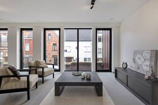 Nieuw en zeer kwalitatief appartement op het eerste verdiep te koop in residentie Arnoldus in Beselare met prachtige leefruimte, mooi terras en 2 slaapkamers. Ideaal voor wie duurzaam wil wonen met een historisch karakter. Volledig geschilderd en voorzien van verlichting. Aankoop aan 6% BTW mogelijk. KIES BESELAREWelkom in het levendige en bruisende Beselare! Een klein dorp met een groot hart. Ambachtelijke slager en bakkers, buurtwinkels, apotheek, verschillende horeca-aangelegenheden… Alles op wandelafstand van de markt.OPTIMALE MOBILITEITAan de afrit van de A19 ligt Beselare erg strategisch. Het is slechts 10 minuten rijden naar Ieper en een kwartiertje naar Roeselare en Kortrijk. Eenmaal ter plaatse is alles bereikbaar met de fiets of te voet. Een fietsenberging kon uiteraard niet ontbreken in dit duurzaam project. Wens je liever de vrije keuze van afwerking? Er is nog een identiek casco-appartement beschikbaar. (LAATSTE 2!) Ervaar de unieke sfeer en hoogwaardige afwerking van Arnoldus!Neem contact op met Maxime op 0493 25 32 64 voor meer informatie of een vrijblijvend bezoek ter plaatse.Het appartement bestaat uit: Inkomhal - Ruime en lichtrijke woonkamer met grote raampartijen - Open keuken met keukeneieland voorzien van inductiekookplaat met ingewerkte dampkap, frigo, combi-oven, dubbele spoelbak en vaatwasmachine - Aansluitende berging/washok (voldoende ruimte) - Leuk en rustig terras - Nachthal met apart toilet - Badkamer voorzien van lavabomeubel en inloopdouche - 2 slaapkamers. Mogelijkheid van aankoop betaalbare privé autostaanplaatsen! Ervaar de unieke sfeer en hoogwaardige afwerking van Arnoldus!Neem contact op met Maxime op 0493 25 32 64 voor meer informatie of een vrijblijvend bezoek ter plaatse.